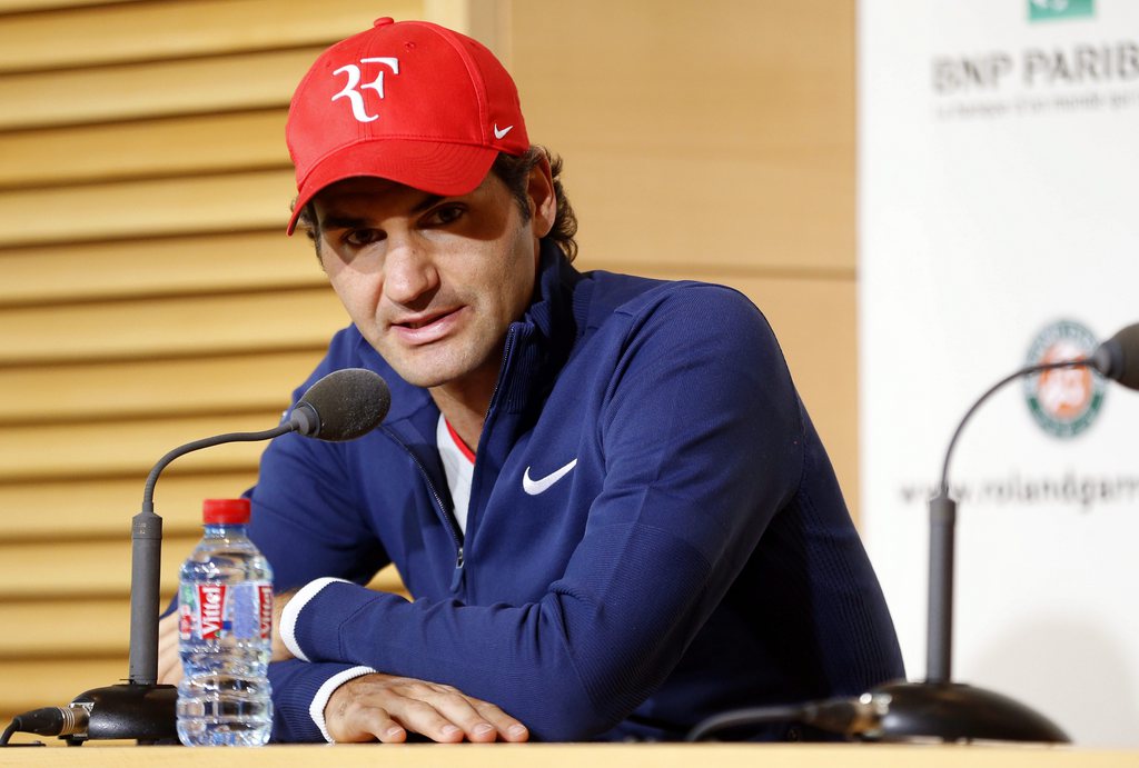 epa04220511 Swiss Roger Federer speaks during a press conference of the 2014 French Open tennis tournament at Roland Garros in Paris, France, 23 May 2014. The tournament will start on 25 May 2014 and is the second Grand Slam tournament of the season.  EPA/CHRISTOPHE KARABA