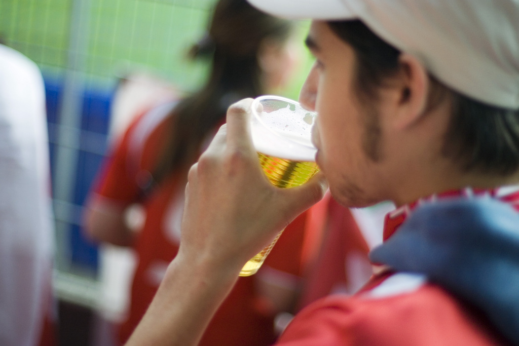Durant la Coupe du monde, des millions de jeunes seront exposés aux campagnes marketing des alcooliers. 