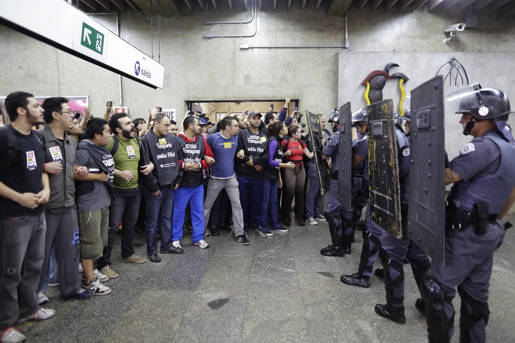 Les grévistes du métro de Sao Paulo ont menacé samedi de perturber le Mondial qui débute jeudi, au troisième jour de leur mouvement qui a semé le chaos dans la mégapole brésilienne.
