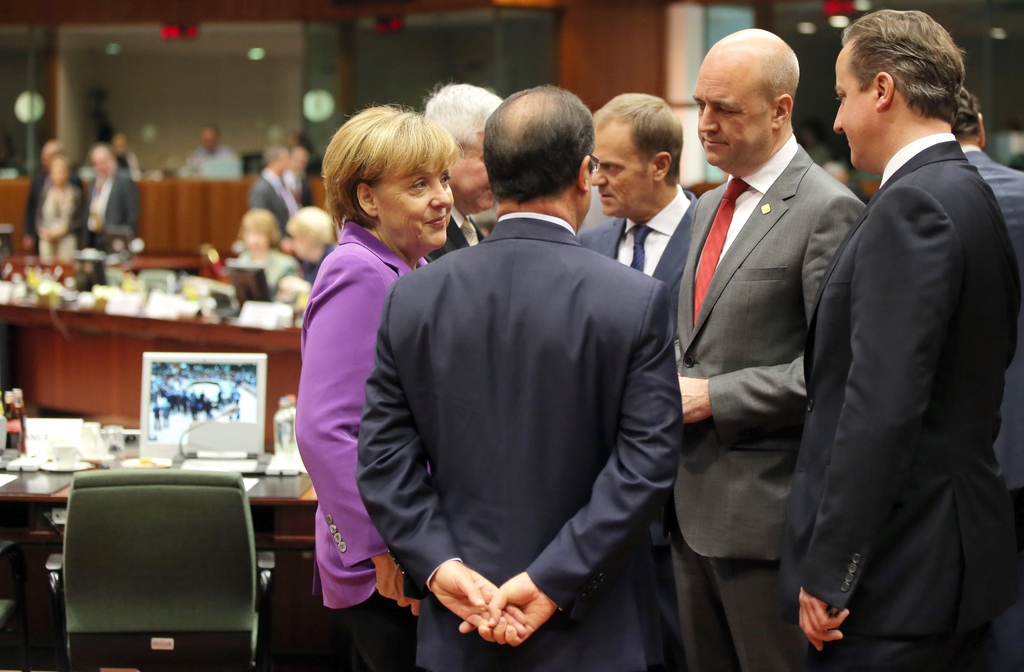 François Hollande (de dos (cendre)et David Cameron (à droite) souhaitent changer l'UE face à la vague europhobe mais ils se heurtent à Angela Merkel (à gauche).