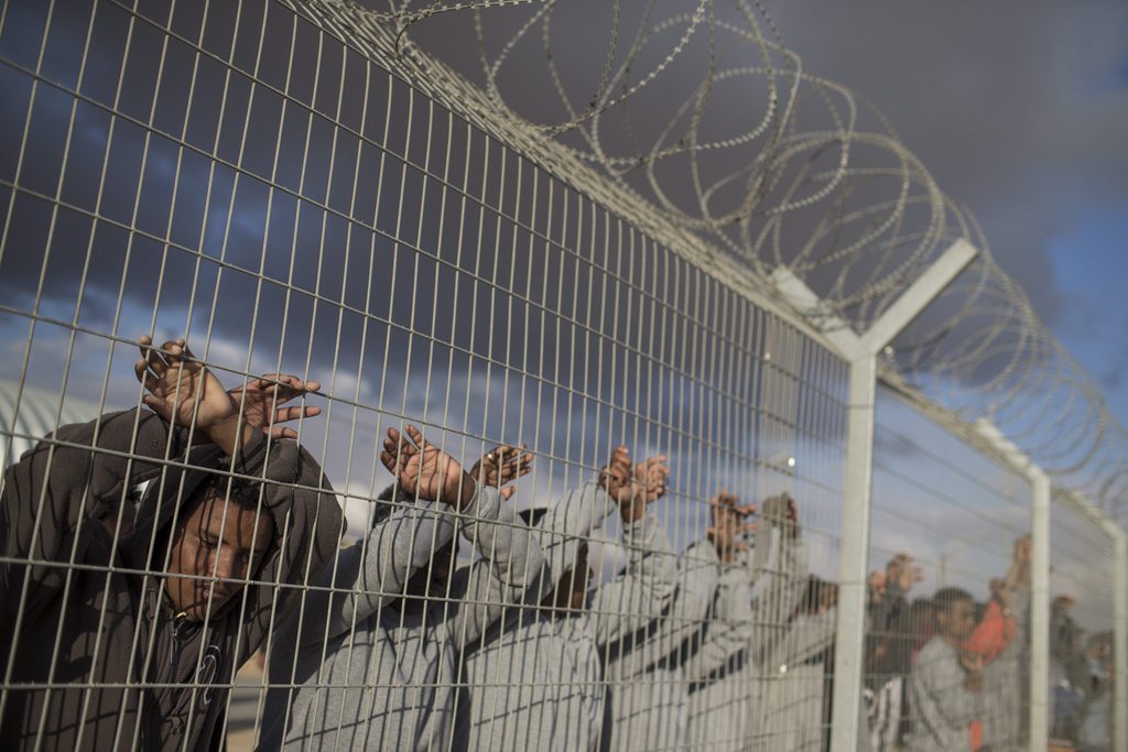 Ces immigrés protestent contre leurs conditions de vie dans le camp de rétention de Holot, dans le sud d'Israël.