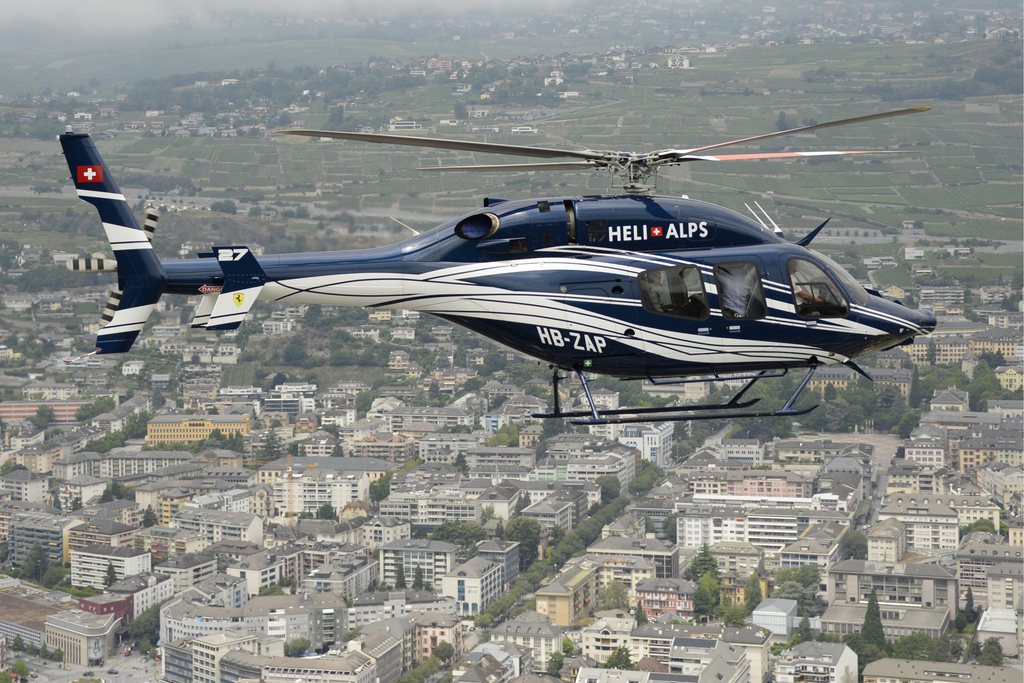 Le nouvel helicoptere de la compagnie Heli-Alpes, le Bell 429, est pris en photo au dessus de la ville de Sion ce mercredi 2 juillet 2014 a Sion. (KEYSTONE/ Maxime Schmid)....