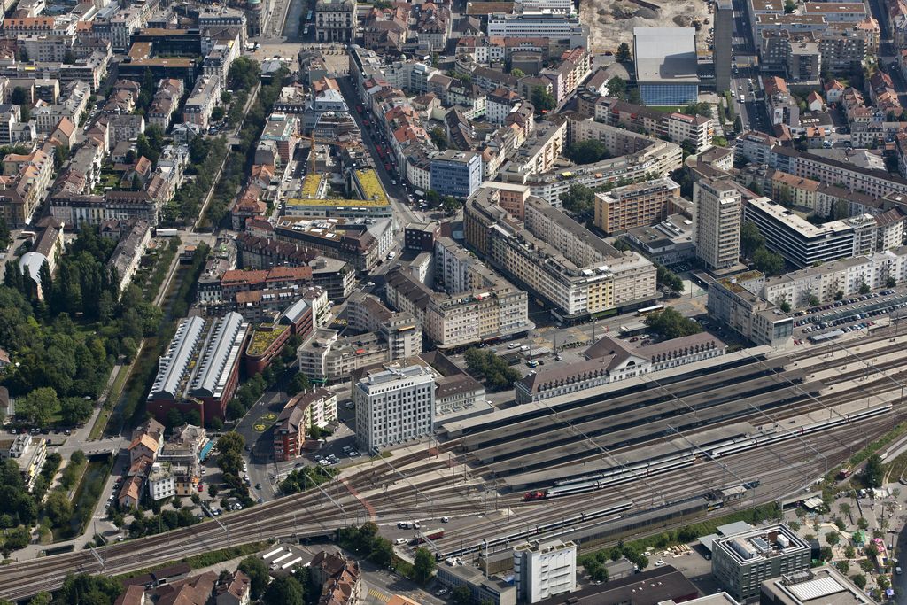 Die Stadt Biel mit Bahnhof am Donnerstag, 9. August 2012. (KEYSTONE/Alessandro Della Bella)