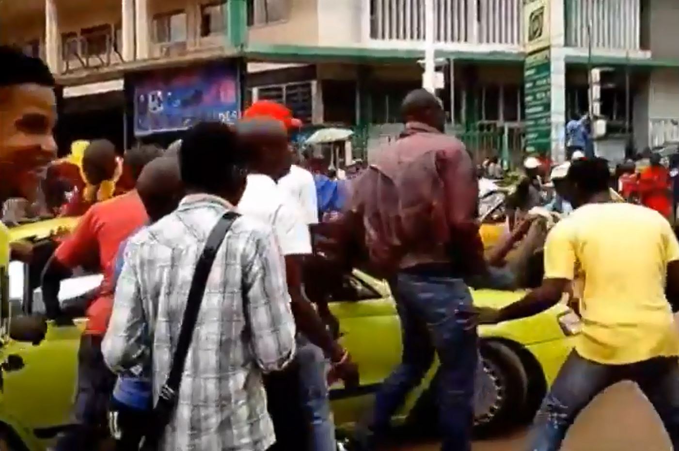 Grâce à l'intervention de policiers et de militaires, Stéphane Mbia a pu échapper à la colère de la foule.