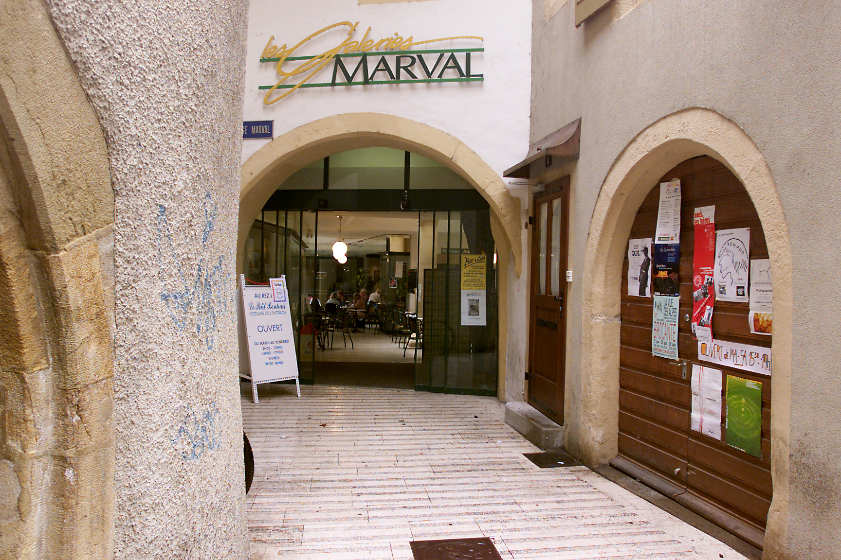 Les galeries Marval en 2003, lorsque le café était encore ouvert.