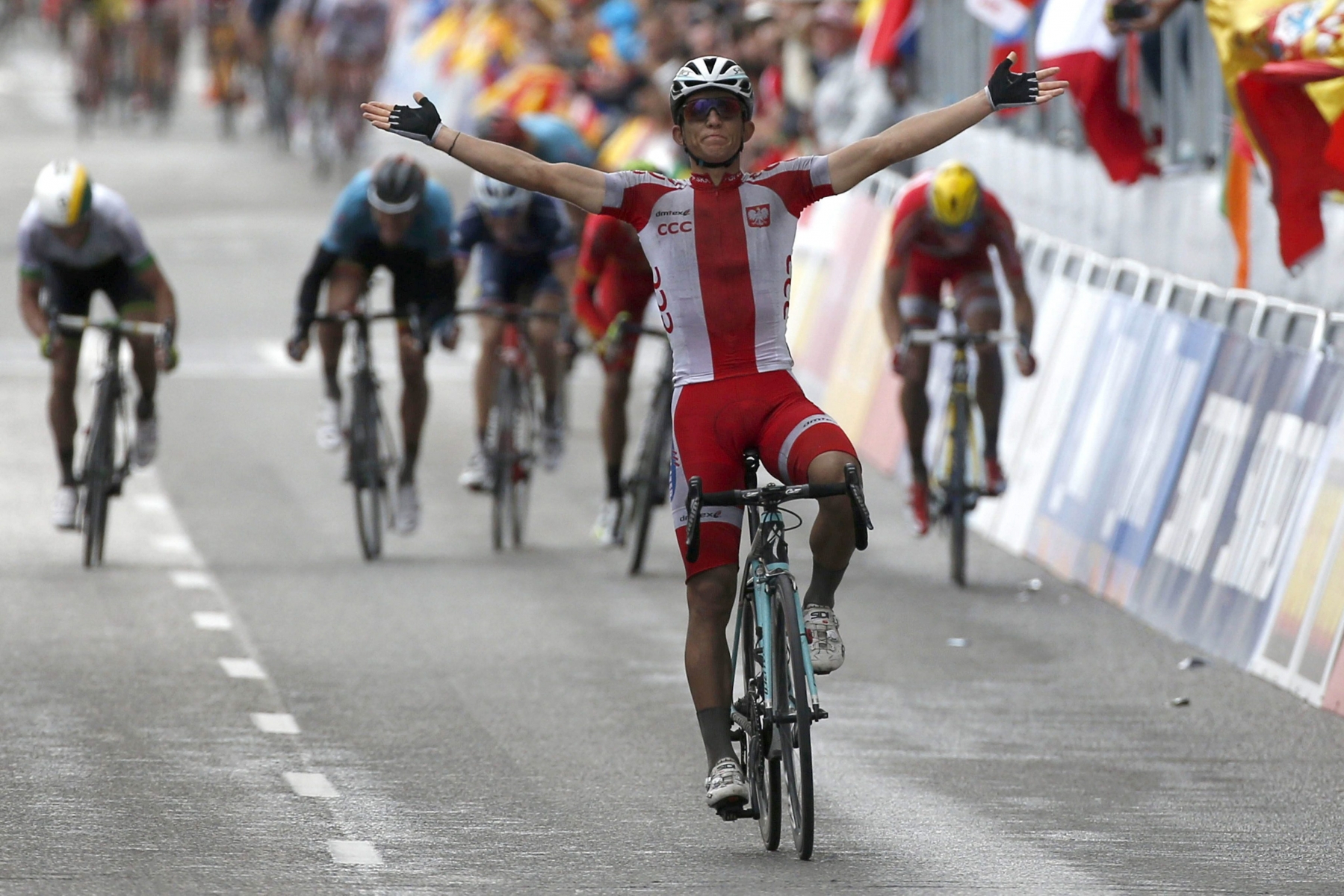 Michal Kwiatkowski lève les bras: il est champion du monde !