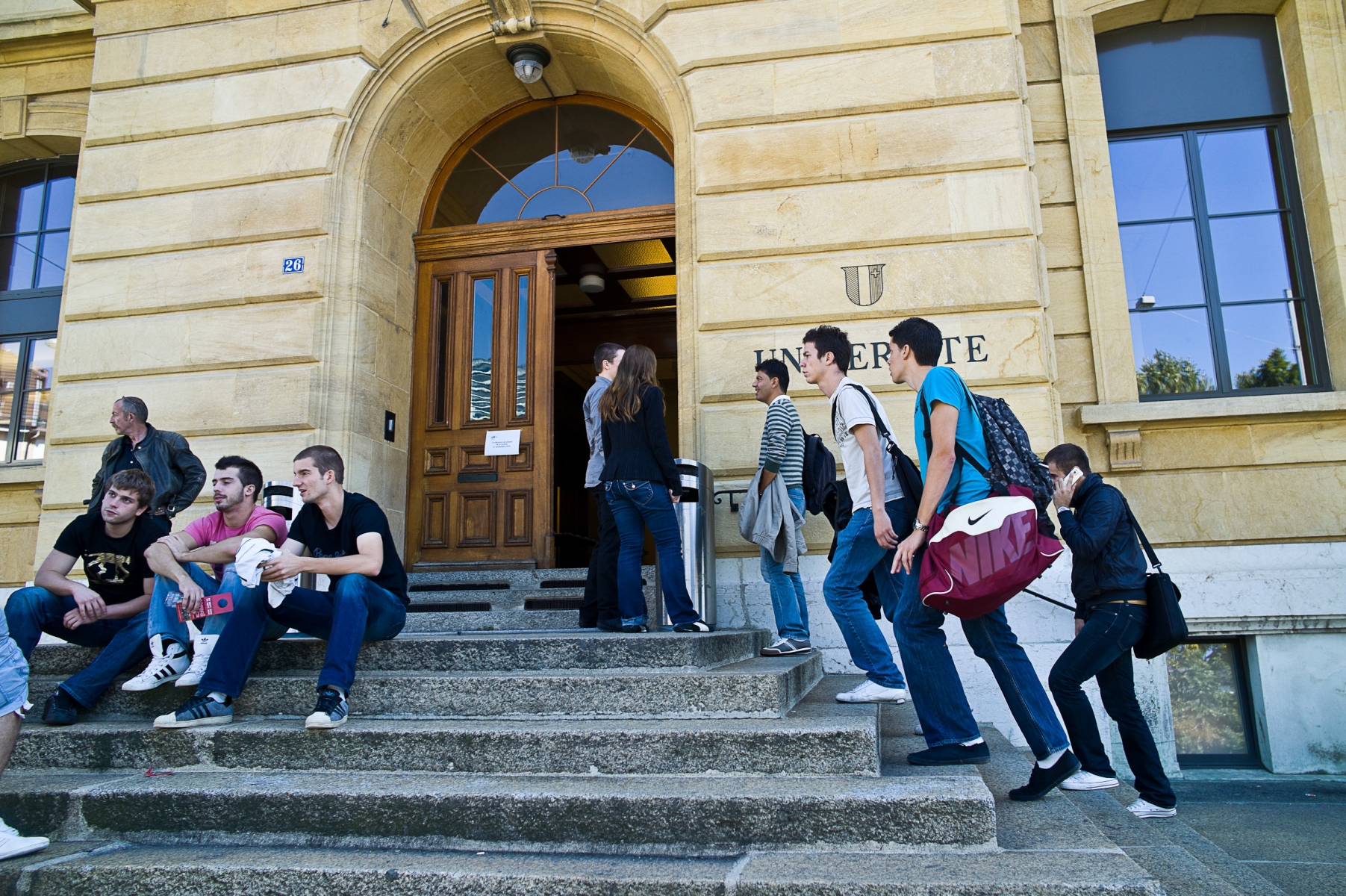 L'entrée du bâtiment principal de l'Université de Neuchâtel.