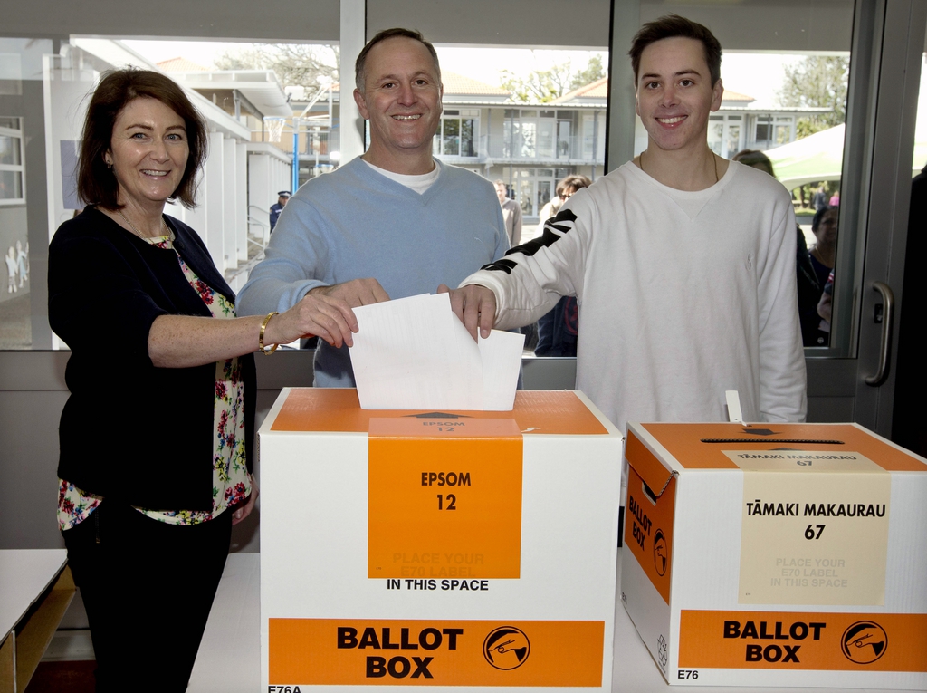 Le Premier ministre néo-zélandais John Key (centre) a voté en compagnie de sa femme et de son fils. 
