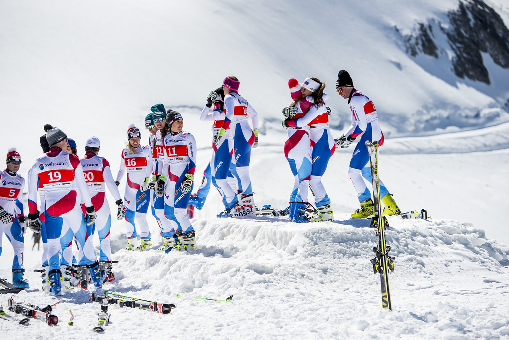 Les skieurs et les skieuses de Swiss-Ski se preparent pour la photo de groupe pendant la journee ouverte a la presse par Swiss-Ski lors de la semaine publicitaire, Werbewoche, ce lundi 22 septembre 2014 sur le glacier Allalin a Saas-Fee en Valais. (KEYSTONE/Jean-Christophe Bott)