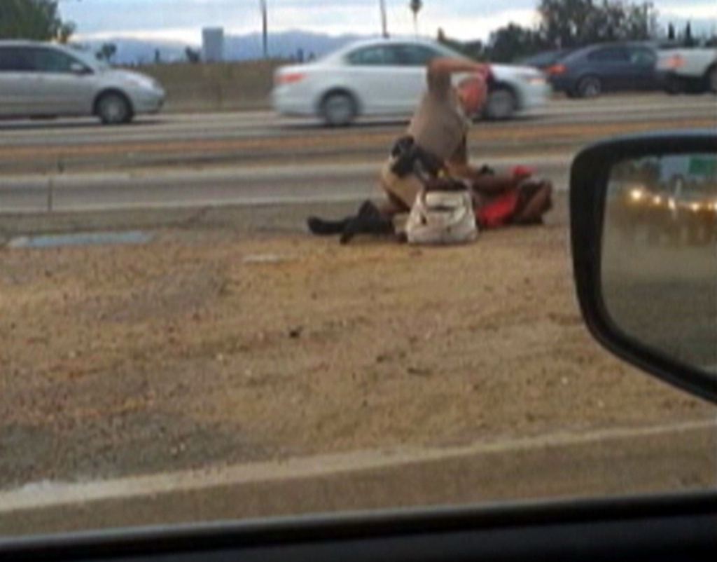 Dans la vidéo filmée par un automobiliste avec son téléphone portable, un policier blanc est vu en train de frapper de façon répétée la victime à la tête alors qu'il est assis à califourchon sur elle, sur le bas-côté d'une autoroute de Los Angeles.