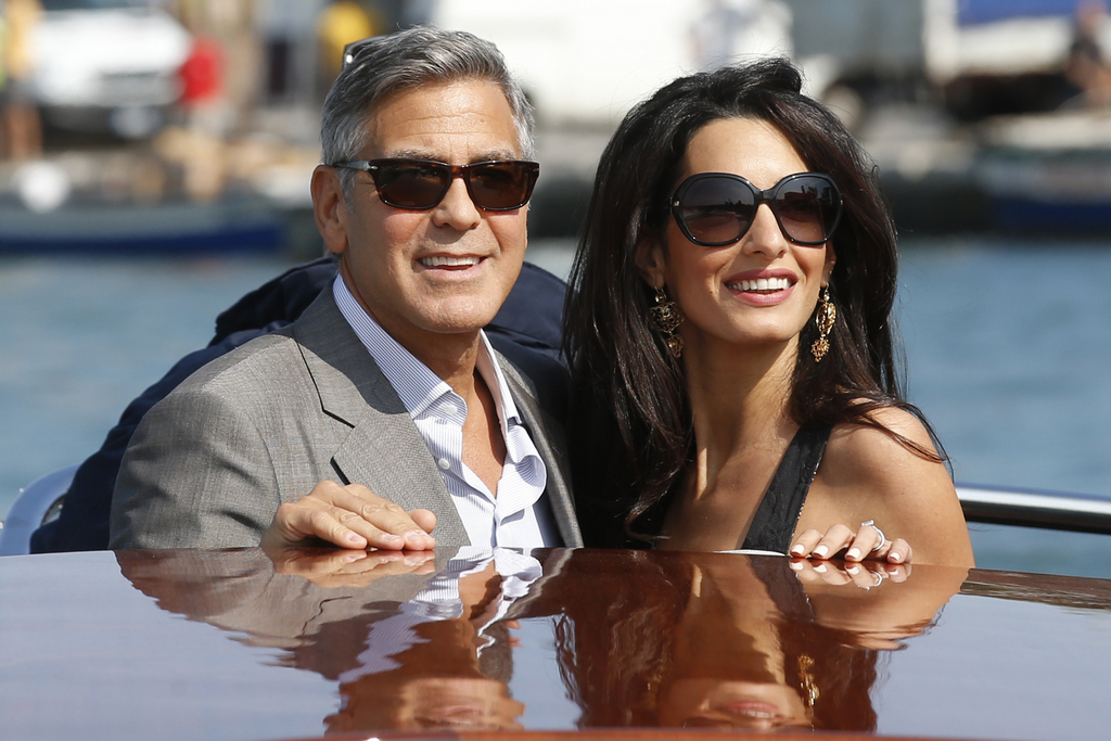 Arrivés vendredi dans la cité des doges, George Clooney et Amal Alamuddin ont traversé le Grand Canal en saluant fans et photographes.