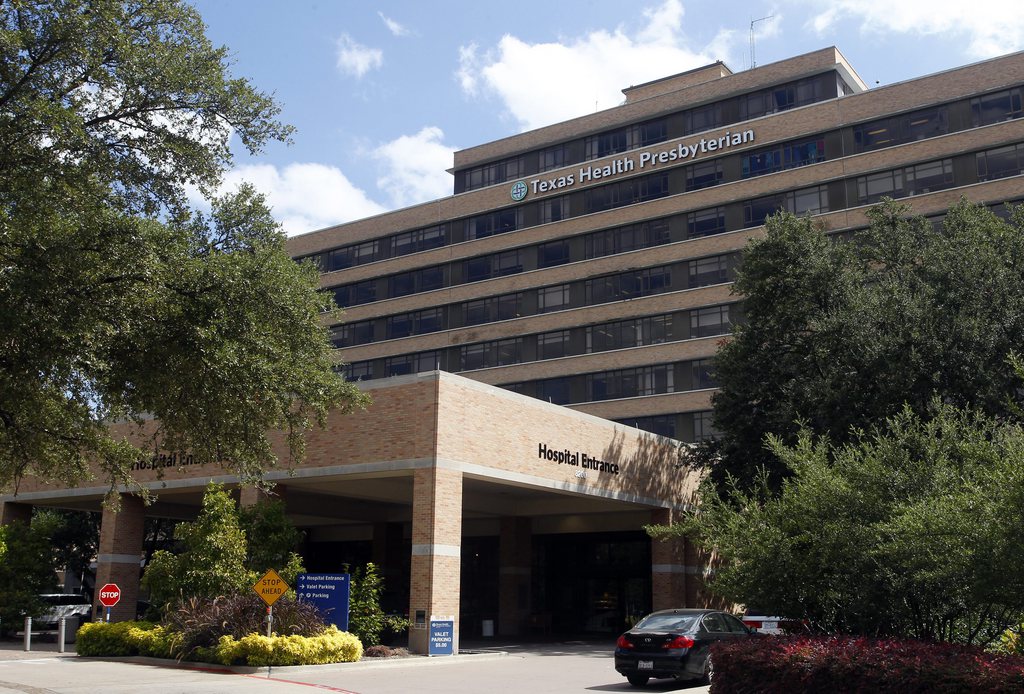 L'Américain atteint d'Ebola est actuellement traité au Texas Health Presbyterian Hospital de Dallas. Mais il a tout d'abord pu regagner son domicile, les médecins n'ayant pas détecté le virus.