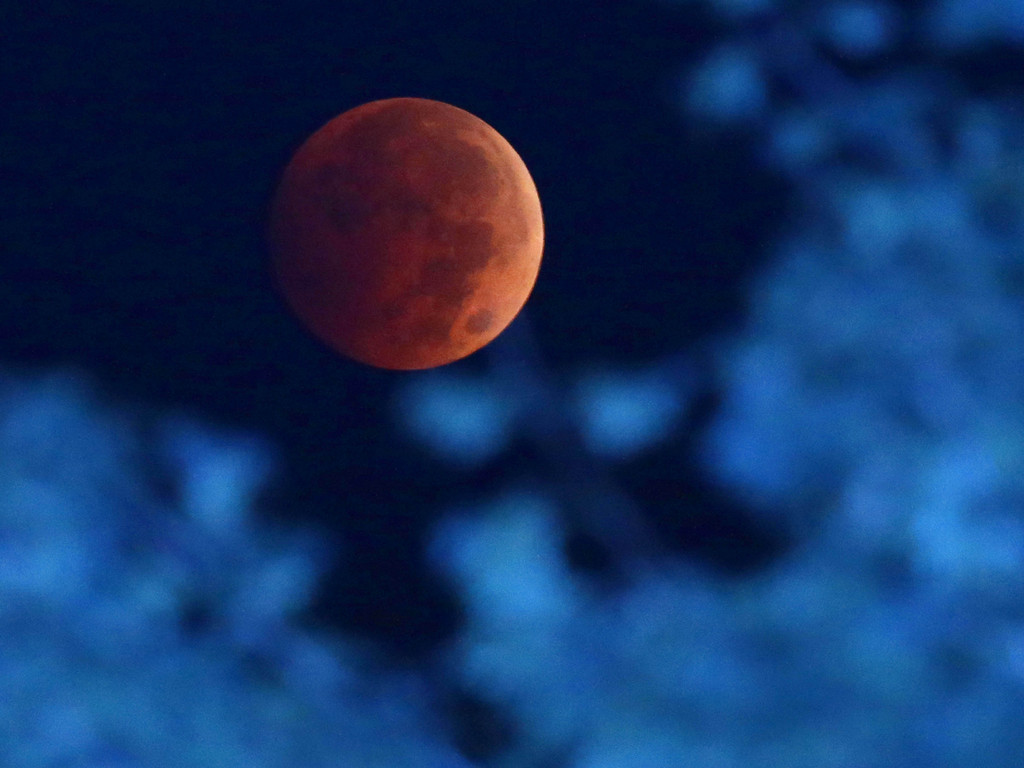 Une Lune couleur sang a illuminé le ciel de Milwaukee aux Etats-Unis, avant de complètement disparaître, engloutie par le Soleil, lors de l'éclipse lunaire mercredi.