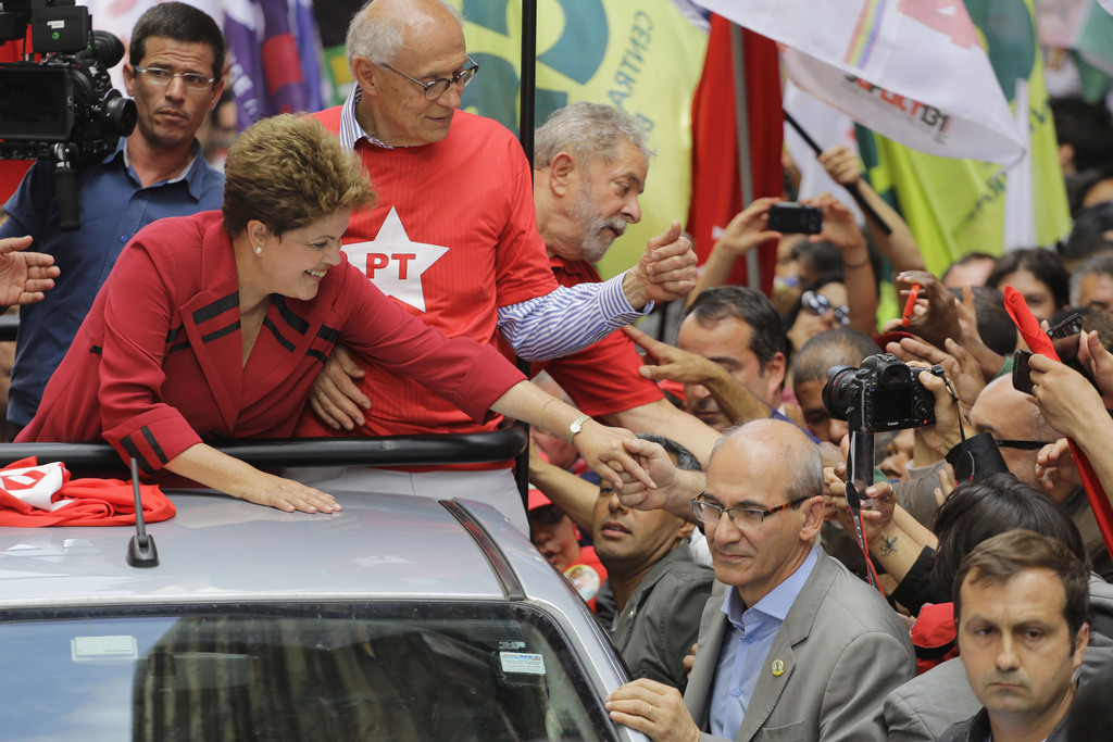 Les favoris de l'élection présidentielle au Brésil, dont la présidente sortante Dilma Rousseff, continuaient de batailler samedi à la veille du premier tour pour convaincre les indécis. 