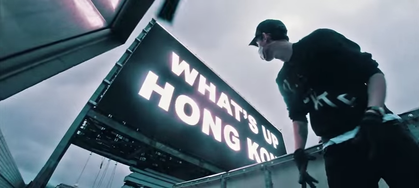 Un collectif russe nomnmé "On the Roofs" s'est infiltré sur le toit d'un building hongkongais pour pirater son écran géant.