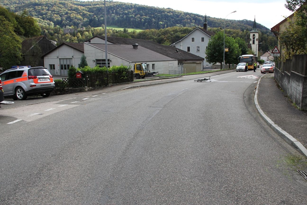 Un cycliste a lourdement chuté et s'est blessé jeudi après-midi à l'entrée du village de Soyhières