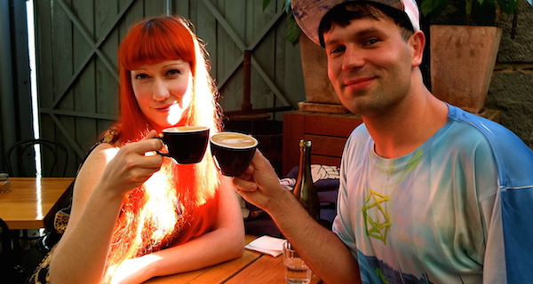 Matt Kulesza et l'une de ses 1'088 amies Facebook, autour d'un café.