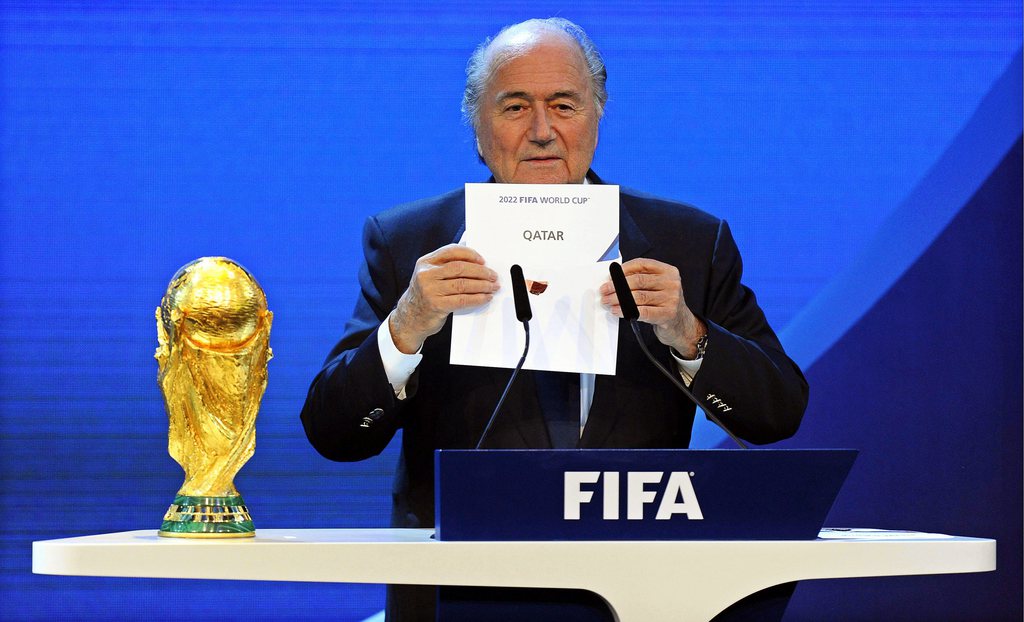 Depuis ce 2 décembre 2010, où Sepp Blatter a annoncé que le Qatar organiserait la Coupe du Monde, les critiques fusent.