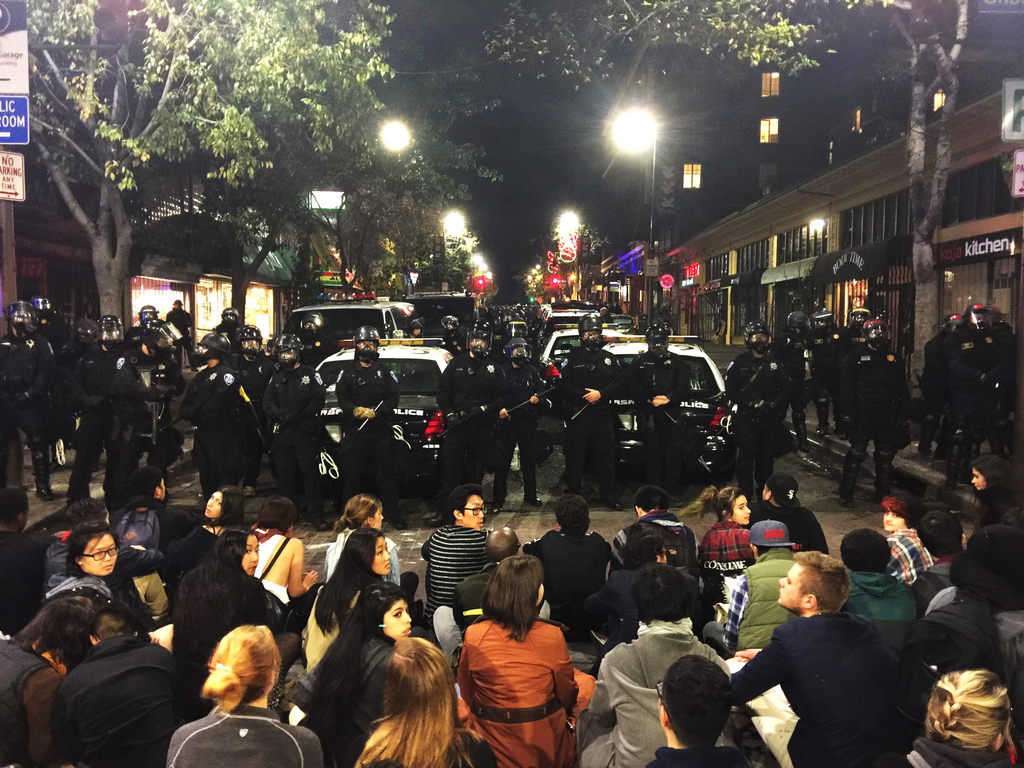 Plusieurs personnes ont été arrêtées après une manifestation mouvementée à Berkeley. Les forces de l'ordre auraient fait usage de gaz lacrymogènes.