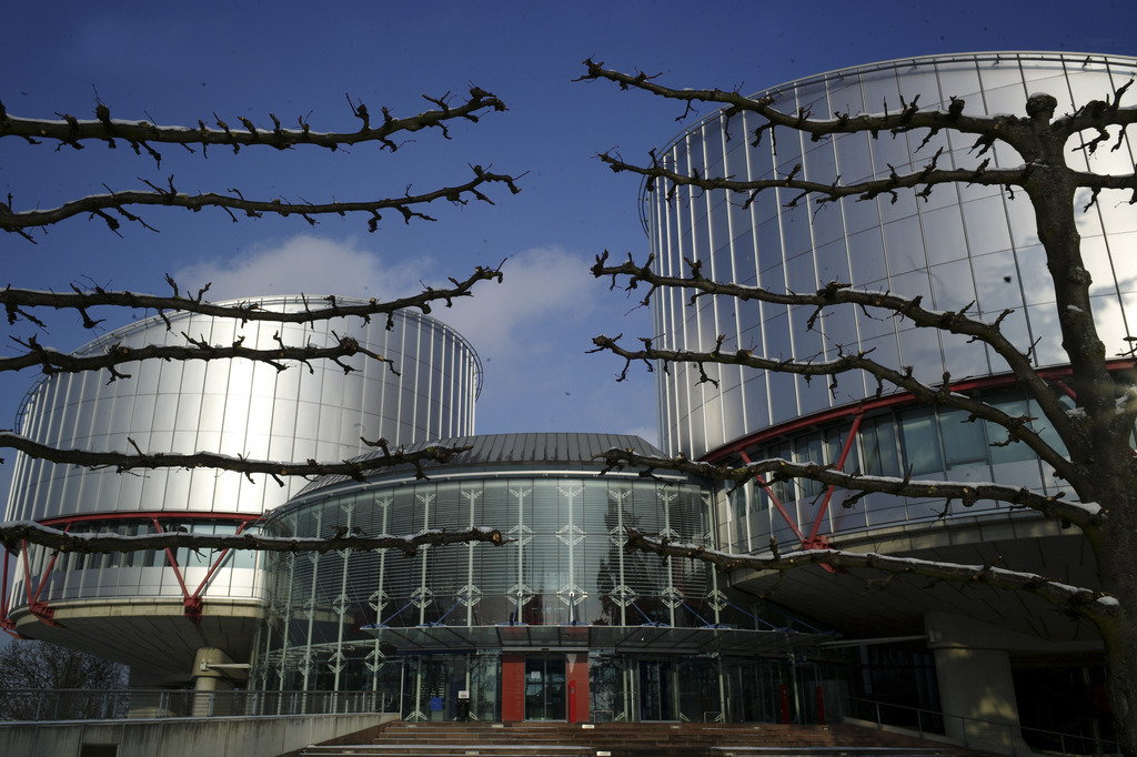 La Cour européenne des droits de l'homme de Strasbourg conclut à la violation de la présomption d'innocence dans l'affaire d'un prêtre catholique, soupçonné en 2008 d'actes d'abus de détresse sur deux jeunes filles à Genève.