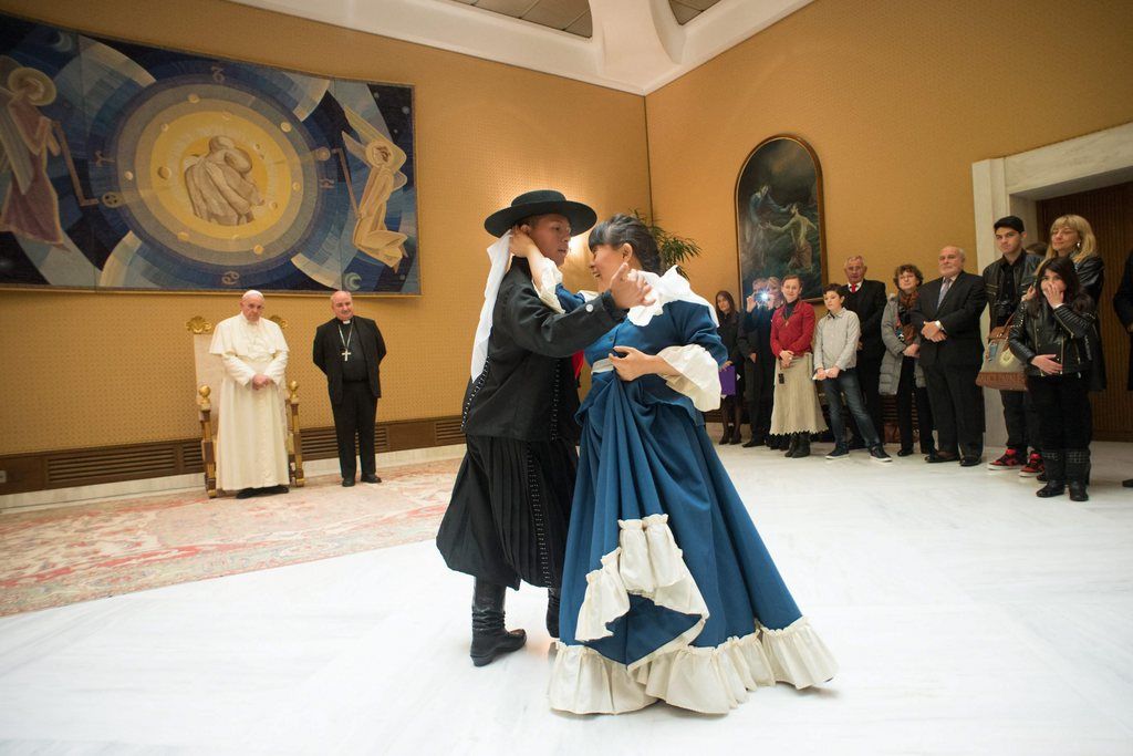 epa04531915 A handout picture provided by the Vatican newspaper L'Osservatore Romano on 17 December 2014 shows mentally disabled faithful from Argentinia performing traditional dance for Pope Francis (C-L) during a meeting at the Vatican, 16 December 2014.  EPA/L'OSSERVATORE ROMANO/HANDOUT  HANDOUT EDITORIAL USE ONLY/NO SALES/NO ARCHIVES