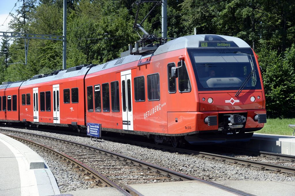 Die Uetlibergbahn aufgenommen in Ringlikon im Kanton Zuerich am Sonntag, 6. Juli 2014. (KEYSTONE/Walter Bieri)