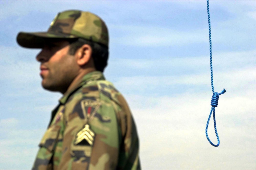 An Iranian police officer stands by the rope to be used in the public hanging of Mohammed Bijeh, unseen, convicted of raping and murdering 16 children, in Pakdasht, Iran, a town outside the capital Tehran, Wednesday, March 16, 2005. (KEYSTONE/AP Photo/Vahid Salemi)