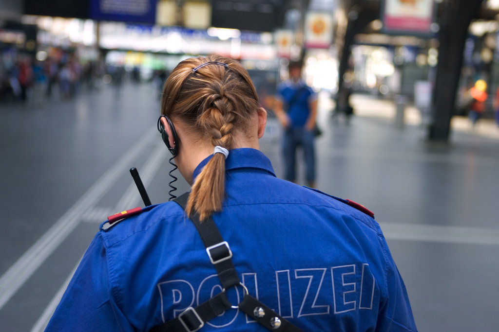 Depuis plusieurs jours, des policiers armés de mitraillettes ont été vu dans la gare principale de Zurich (illustration).
