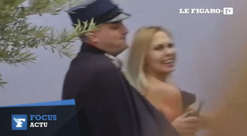 Après avoir escaladé les barrières métalliques, la "Femen" a été rapidement interpellée par la gendarmerie vaticane.