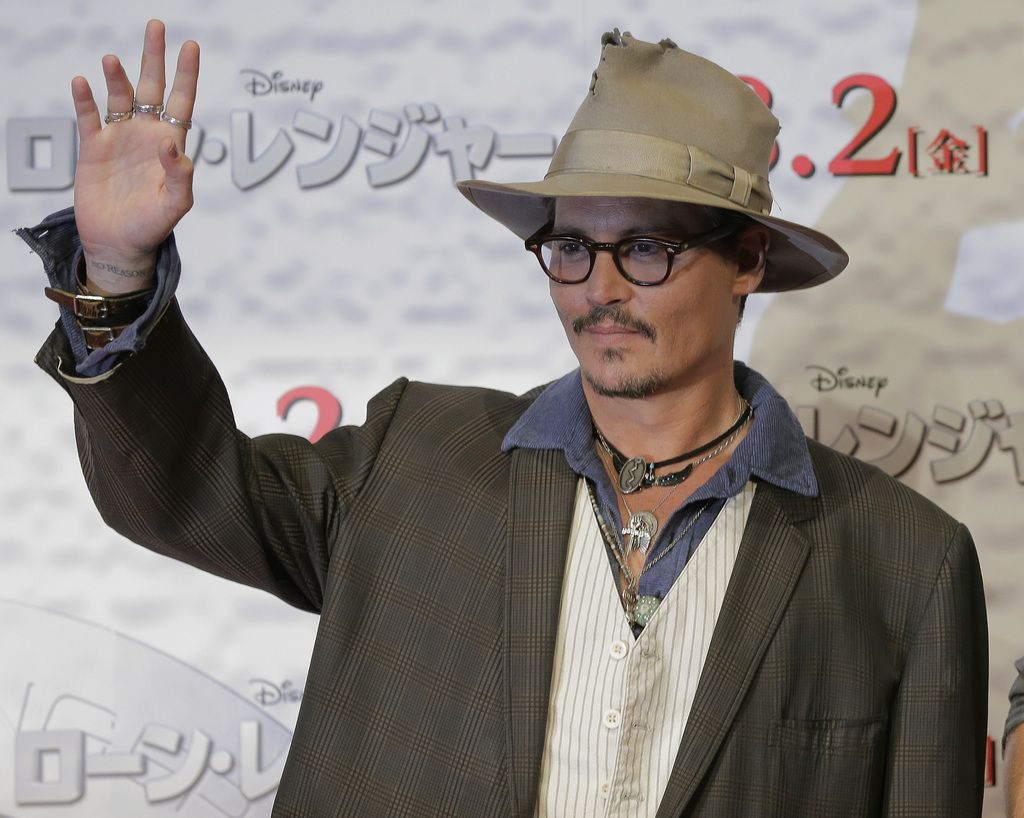 L'acteur Johnny Depp pose pour les photographes pour la promo du film ''Lone Ranger'' à Tokyo.