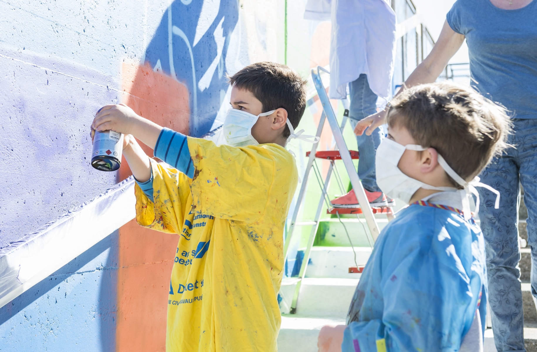 L'artiste graffeur Kesh avec l'aide d'enfants de la structure parascolaire du Chaudron Magique peignent une fresque dans un sous-vois a Corcelles


Corcelles, le 14.04.2015

Photo : Lucas Vuitel