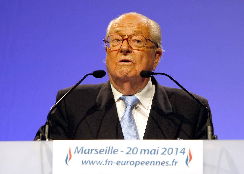 Jean-Marie Le Pen cède face aux pressions de sa fille, Marine, nouvelle numéro 1 du parti qu'il a fondé.