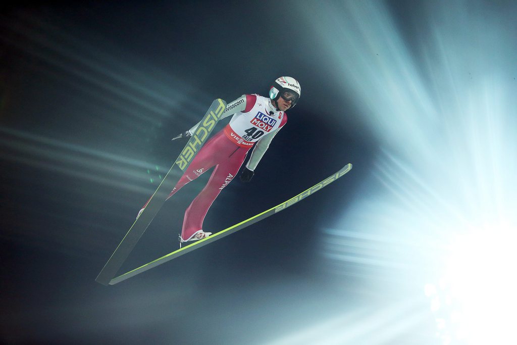 epa04639113 Simon Ammann of Switzerland soars through the air during the Men Large Hill Individual ski jumping competition at the Nordic Skiing World Championships in Falun, Sweden, 26 February 2015.  EPA/FREDRIK VON ERICHSEN