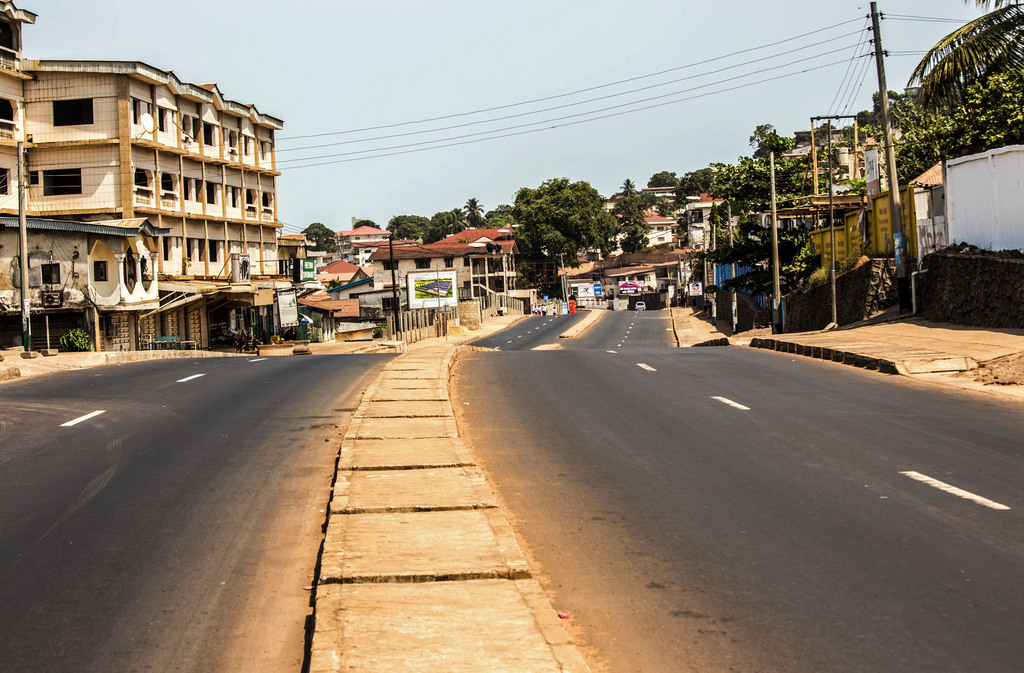 Les rues sont désertes en Sierra Leone, en raison du confinement de la population.