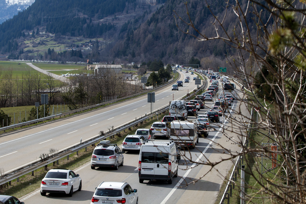 Der Osterverkehr staut sich vor dem Gotthard-Tunnel Richtung Norden, am Montag, 6. April 2015. (KEYSTONE/Ti-Press/Pablo Gianinazzi)