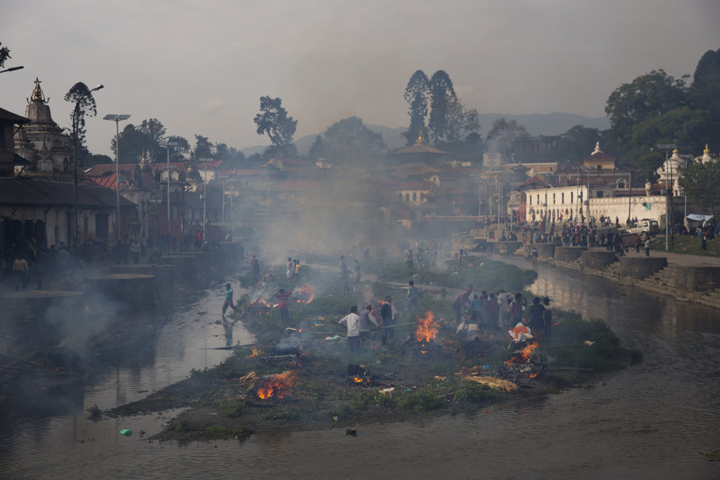 Les Népalais incinèrent très rapidement les nombreuses victimes du tremblement de terre.