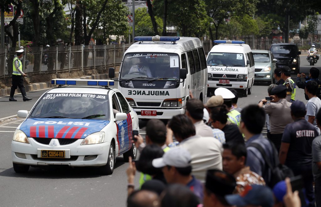Dans ces ambulances, les corps des huit trafiquants de drogue fusillés mardi soir en Indonésie.