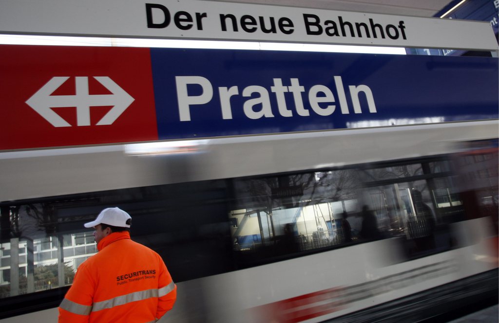 Les voies de la gare de Pratteln ont été envahie par les supporters du FC Zurich.