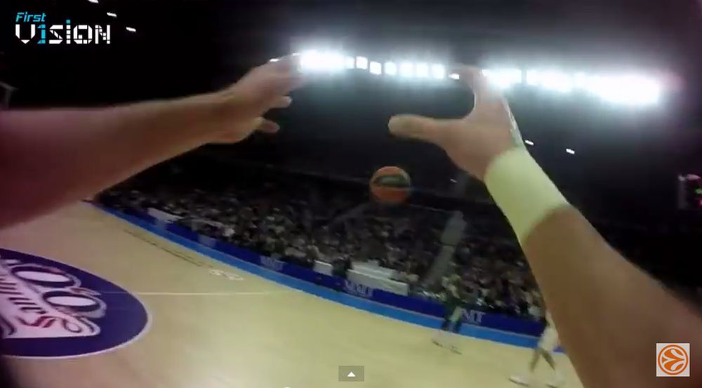 Un nouveau système permet de fixer des caméras sur les maillots des joueurs de basketball. 