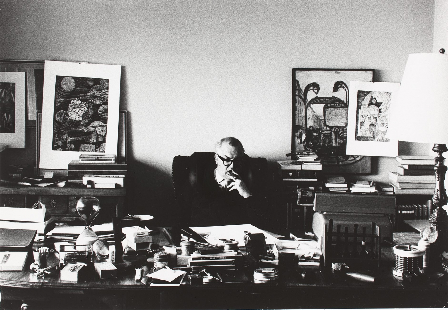 Friedrich Dürrenmatt à son bureau, 1963.
