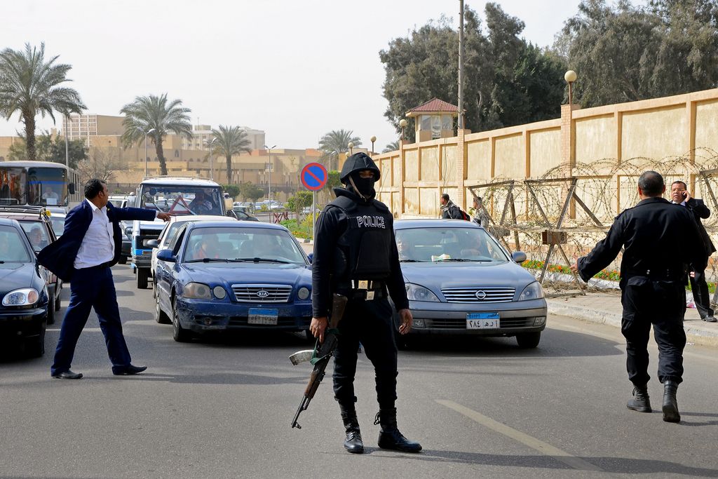 Egyptian security forces block traffic after several bombs were found near Al-Azhar University, Thursday, Feb. 26, 2015.  The bombs were later dismantled by the bomb squad. A series of blasts in Cairo on Thursday killed one person and wounded several, Egyptian security officials said, the latest in a wave of attacks using homemade explosives that authorities blame on Islamist militants.(AP Photo/Ibrahem Ezzat, El Shorouk Newspaper) EGYPT OUT