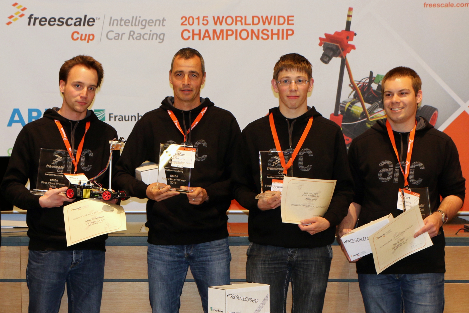 Les vainqueurs: Fabrice Eichenberger, Louis Hêche et Timothée Fivaz (de gauche à droite) entourent leur professeur Yves Meyer.