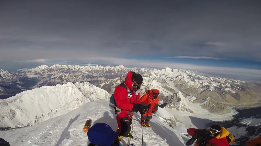 Un indien film la vue depuis le sommet de l'Everest.