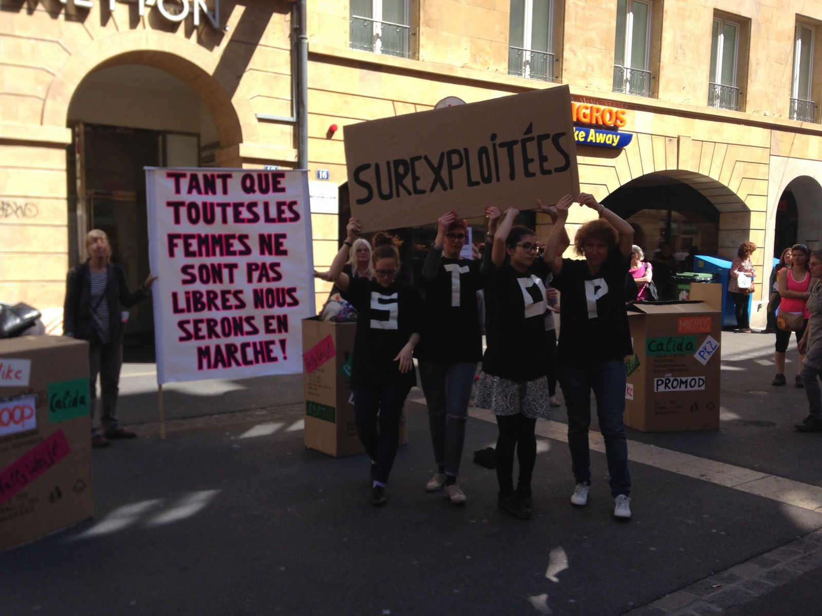 L'action de la Marche mondiale des femmes devant Migros, Tally Weilj et Benetton, pour dénoncer les conditions de travail des ouvrières du textile. 