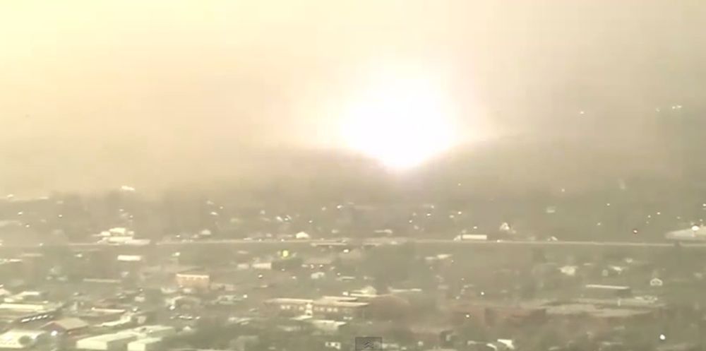 Une tornade fait sauter des lignes électriques dans la ville américains de Moore. 