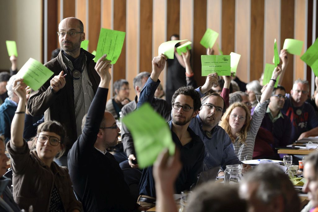 Les delegues du parti des Verts Suisse, votent, lors de l'assemblee des delegues des Verts Suisse, ce samedi 25 avril 2015 a Renens (VD). (KEYSTONE/Martial Trezzini)