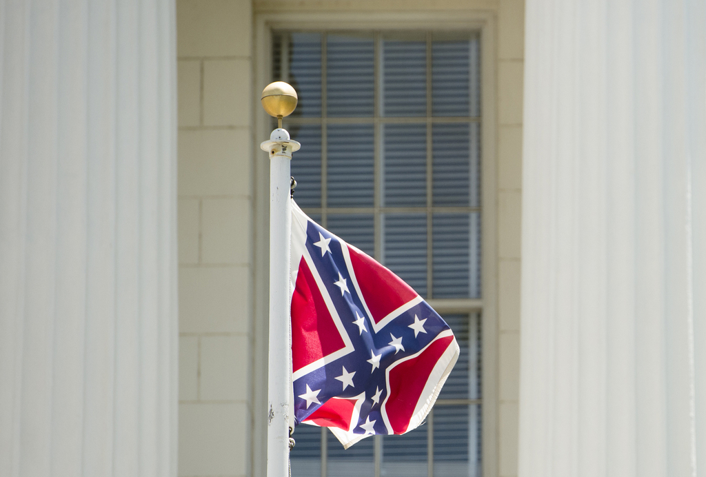 Le gouverneur de l'Alabama a annoncé mercredi avoir ordonné le retrait du drapeau confédéré controversé qui flottait devant le parlement