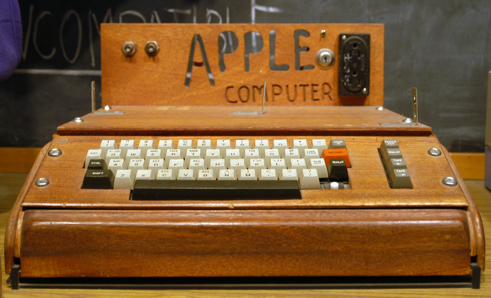 C'est un apple 1, qu'une américaine à abandonné dans une décharge. Elle ne savait pas que cet ordinateur de collection valait 200'000 dollars. 