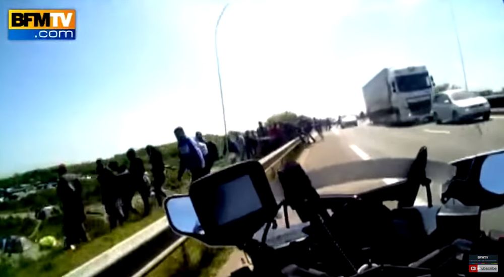 Un CRS a filmé son intervention auprès des migrants à Calais.