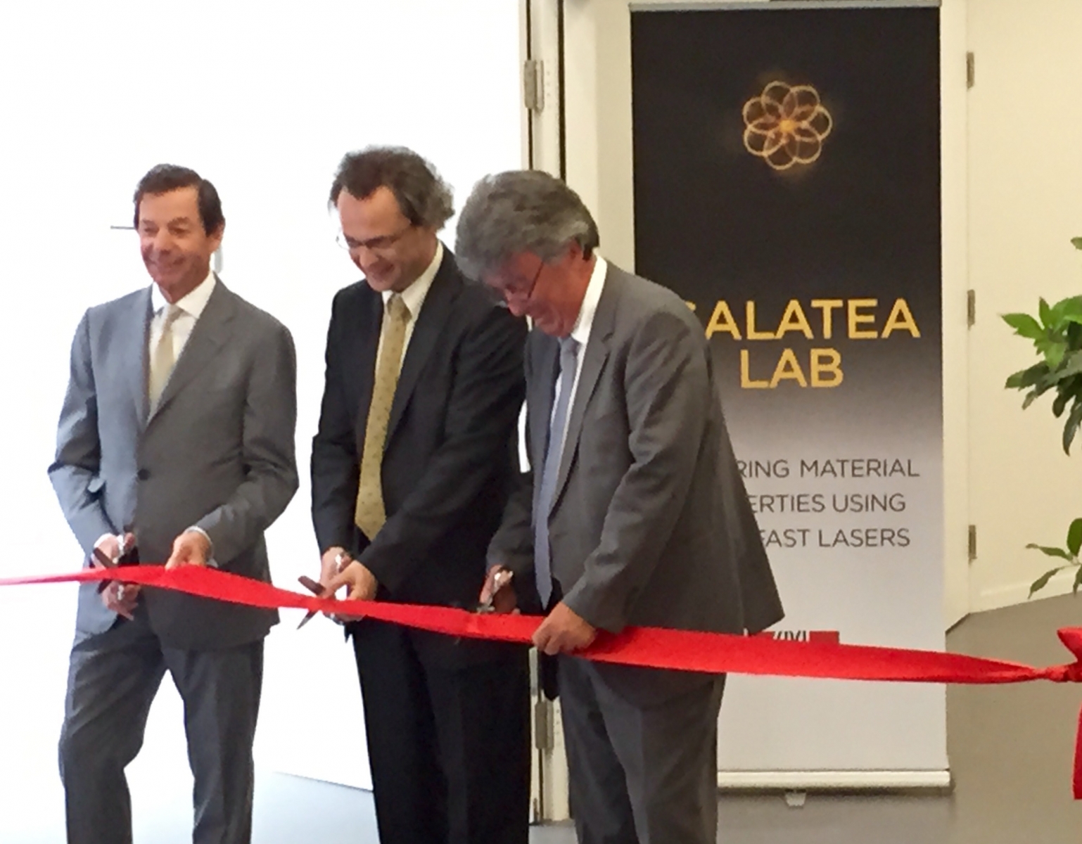 Richard Lepeu, Yves Bellouard et Patrick Aebischer coupent le ruban du Galatea Lab attaché à la 11e chaire de l'EPFL à Neuchâtel.